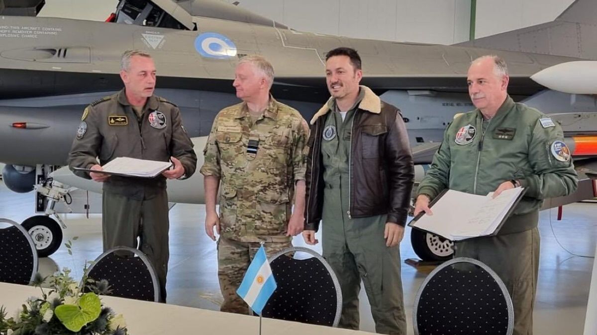 El ministro de Defensa Luis Petri viajó a Dinamarca para la firma del convenio por la adquisición de los aviones de combate F-16.