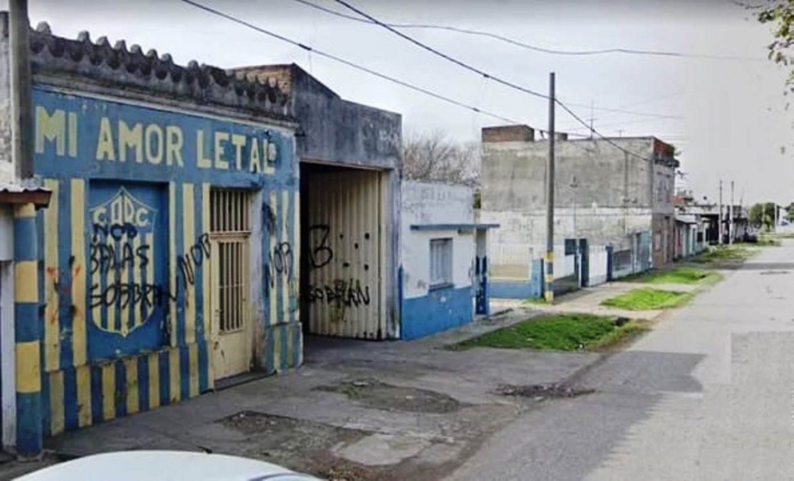 Portón del garaje donde ocurrió el ataque a balazos contra Miguel Ángel López.