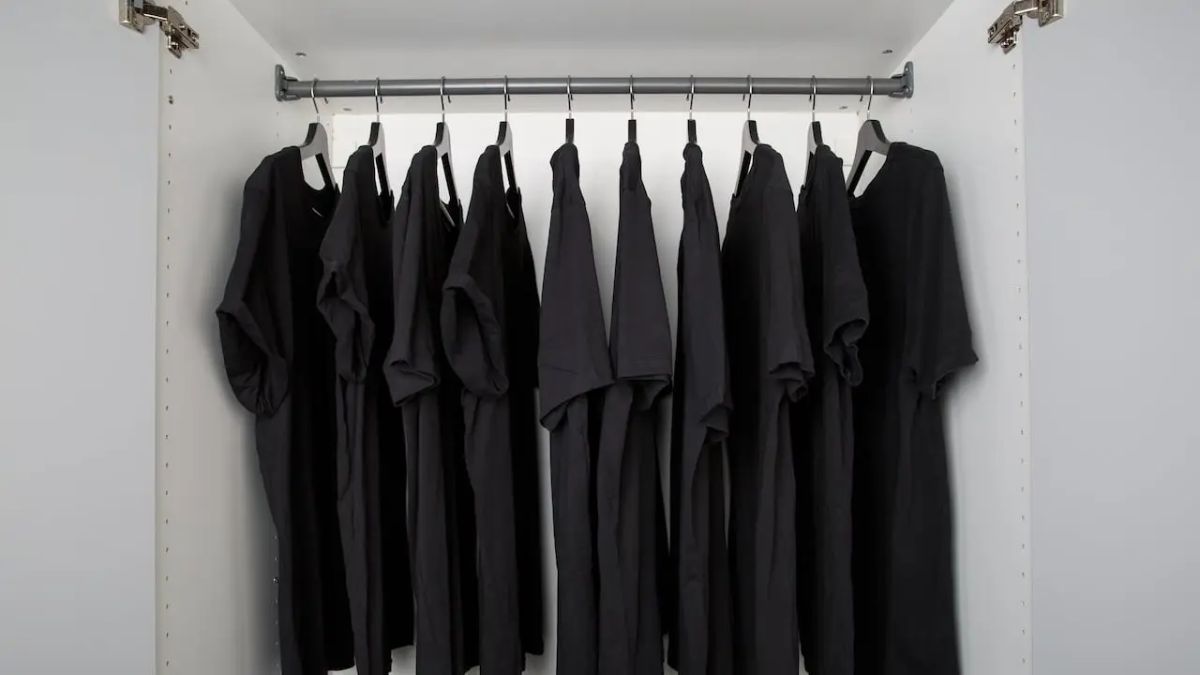 Vestirse siempre de negro: qué significa este hábito, según la psicología