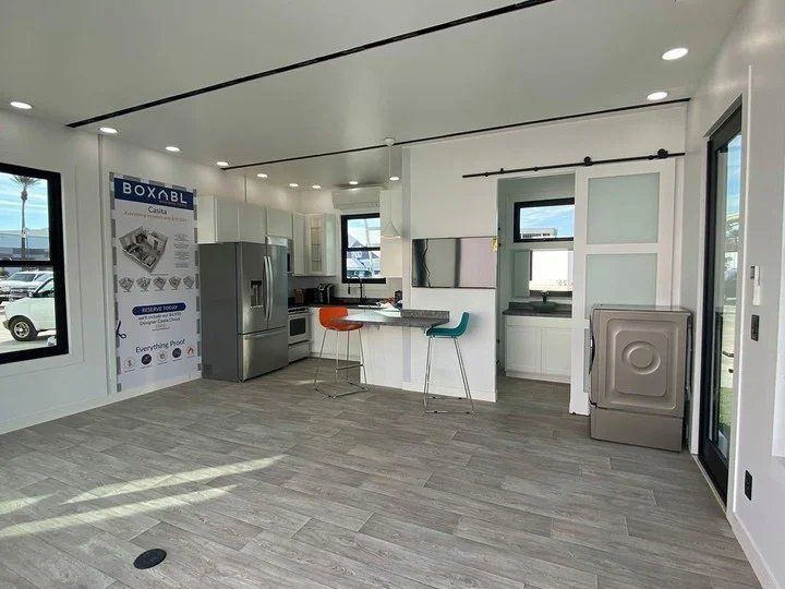 De 6 metros por 6 metros, logra una amplitud de 36 metros cuadrados. 