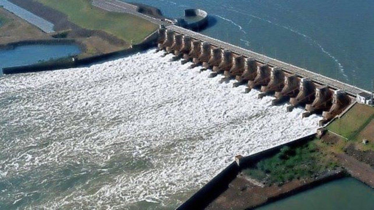 Se estipulaba que la represa hidroeléctrica Yacyretá (argentino-paraguaya) abriera sus compuertas por la histórica bajante del Paraná.