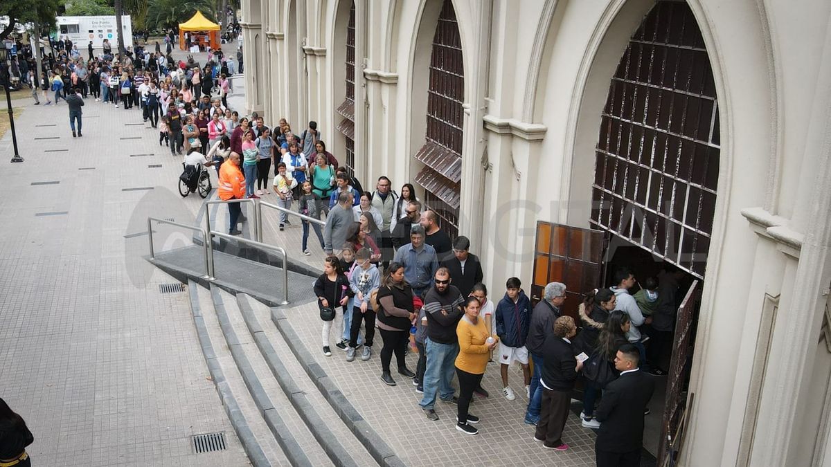 Peregrinos forman fila para ver a la Virgen.