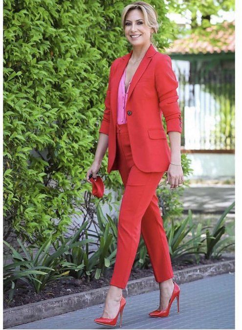 Fabiola Yánez con traje rojo con top fucsia.