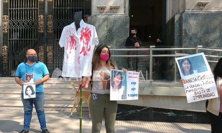Mientras se desarrollaba la jornada de alegatos de clausura, familiares, amigos y compañeros de Vanesa se manifestaron frente a Tribunales para pedir justicia por el crimen. Mientras se desarrollaba la jornada de alegatos de clausura, familiares, amigos y compañeros de Vanesa se manifestaron frente a Tribunales para pedir justicia por el crimen.
