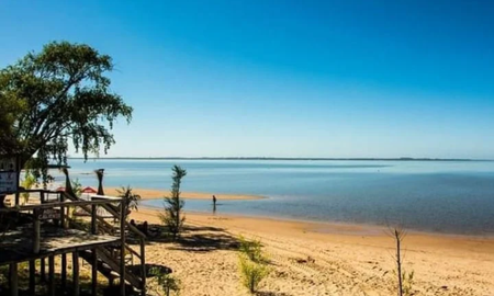 A las afueras de Pueblo General Belgrano y sobre el río Uruguay se encuentra el Balneario Ñandubaysal. A las afueras de Pueblo General Belgrano y sobre el río Uruguay se encuentra el Balneario Ñandubaysal.