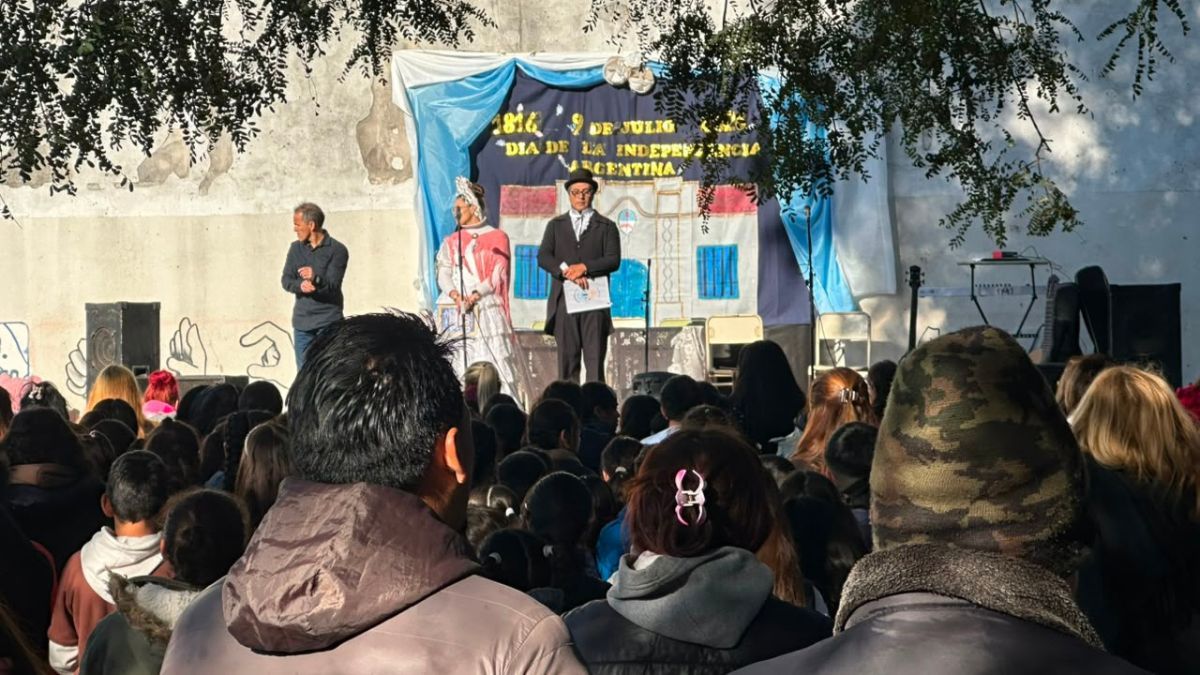 Los alumnos de barrio Yapeyú celebraron el acto patrio antes del inicio de las vacaciones de invierno en Santa Fe.