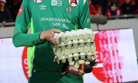 Fútbol insólito: fue figura del partido y recibió 4 maples de huevos como premio Fútbol insólito: fue figura del partido y recibió 4 maples de huevos como premio