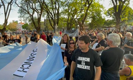 Meses atras también se hizo una concentración y marcha por el docente preso. Meses atras también se hizo una concentración y marcha por el docente preso.