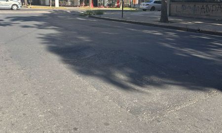 Así está el hundimiento en calle Salta, esquina con Francia. Así está el hundimiento en calle Salta, esquina con Francia.