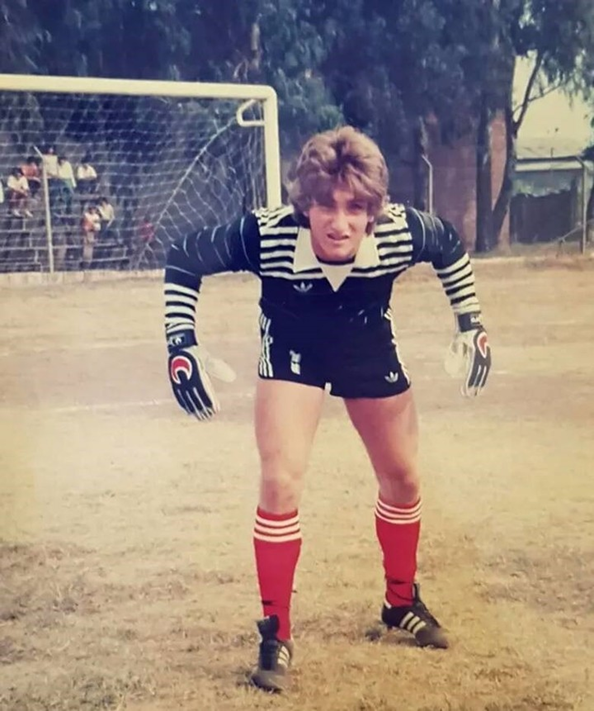 Javier Milei atajando en Chacarita. Javier Milei atajando en Chacarita.