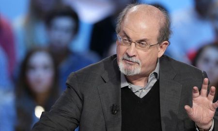 Luego de ser sometido a intervenciones quirúrgicas de urgencia, el novelista Salman Rushdie evoluciona favorablemente. Luego de ser sometido a intervenciones quirúrgicas de urgencia, el novelista Salman Rushdie evoluciona favorablemente.