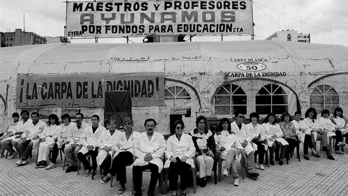 La Carpa Blanca se instaló frente al Congreso de la Nación en 1997 como símbolo de la La Carpa Blanca se instaló frente al Congreso de la Nación en 1997 como símbolo de la