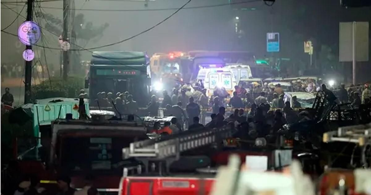 La policía india confirmó que la detonación se originó dentro de un vehículo, específicamente un automóvil modelo Hyundai i20, que se encontraba detenido en un semáforo. La policía india confirmó que la detonación se originó dentro de un vehículo, específicamente un automóvil modelo Hyundai i20, que se encontraba detenido en un semáforo. 