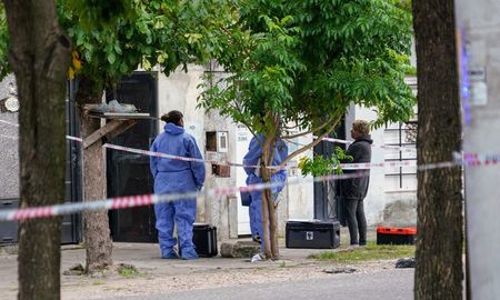 Efectivos policiales ingresaron a una vivienda ubicada en Uruguay y Camilo Aldao, y encontraron a un hombre y una mujer sin vida, con heridas de arma de fuego. Efectivos policiales ingresaron a una vivienda ubicada en Uruguay y Camilo Aldao, y encontraron a un hombre y una mujer sin vida, con heridas de arma de fuego.