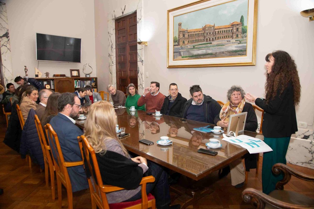 El Consejo Superior de la UNL, a instancias de la resolución del Consejo Directivo de la Facultad de Humanidades y Ciencias (FHUC-UNL), aprobó realizar la incorporación de la Prof. Mabel Gallardo a la iniciativa de reparación de los legajos de integrantes de la comunidad universitaria cesanteados o expulsados por razones políticas durante la última dictadura militar. El Consejo Superior de la UNL, a instancias de la resolución del Consejo Directivo de la Facultad de Humanidades y Ciencias (FHUC-UNL), aprobó realizar la incorporación de la Prof. Mabel Gallardo a la iniciativa de reparación de los legajos de integrantes de la comunidad universitaria cesanteados o expulsados por razones políticas durante la última dictadura militar.
