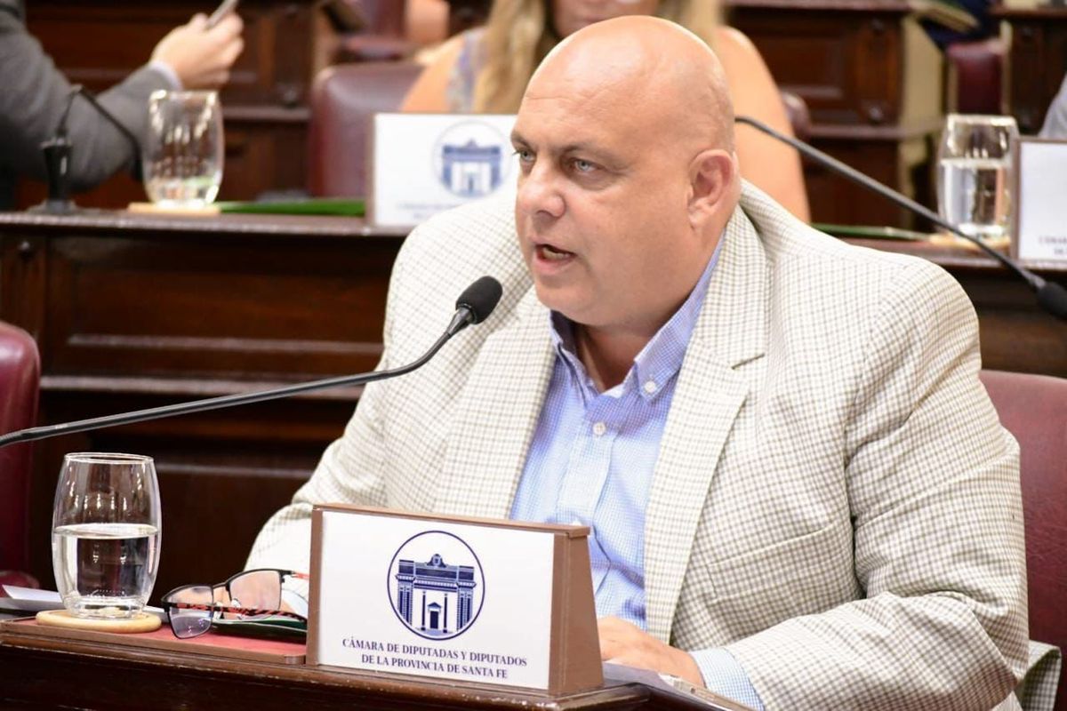 El diputado Ariel Bermúdez es uno de los autores del proyecto de ley que envió a la Legislatura el gobernador Maximiliano Pullaro. El diputado Ariel Bermúdez es uno de los autores del proyecto de ley que envió a la Legislatura el gobernador Maximiliano Pullaro.