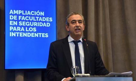 “Con este proyecto de ley pedimos más poder a los intendentes en materia de Seguridad”, dijo el rosarino Pablo Javkin. “Con este proyecto de ley pedimos más poder a los intendentes en materia de Seguridad”, dijo el rosarino Pablo Javkin.