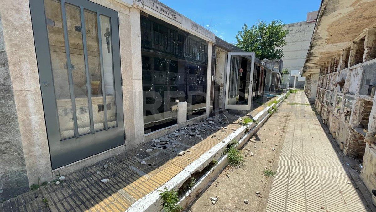Los vándalos destrozaron vidrios de algunos panteones.