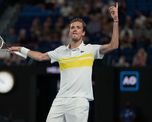 Daniil Medvedev venció a Stefanos Tsitsipas y alcanzó la final del Abierto de Australia, donde enfrentará a Novak Djokovic. Daniil Medvedev venció a Stefanos Tsitsipas y alcanzó la final del Abierto de Australia, donde enfrentará a Novak Djokovic.