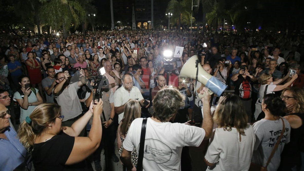 En medio de la escalada de violencia, Santa Fe se manifestó en la Plaza 25 de Mayo 