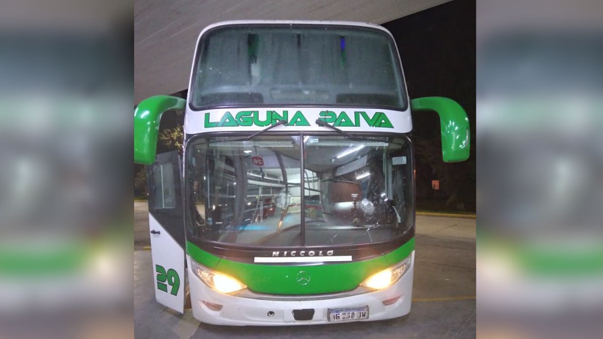 El impacto generó daños del lado del conductor, pero el vidrió se astilló y su rotura no generó heridas en los ocupantes del colectivo. El impacto generó daños del lado del conductor, pero el vidrió se astilló y su rotura no generó heridas en los ocupantes del colectivo.