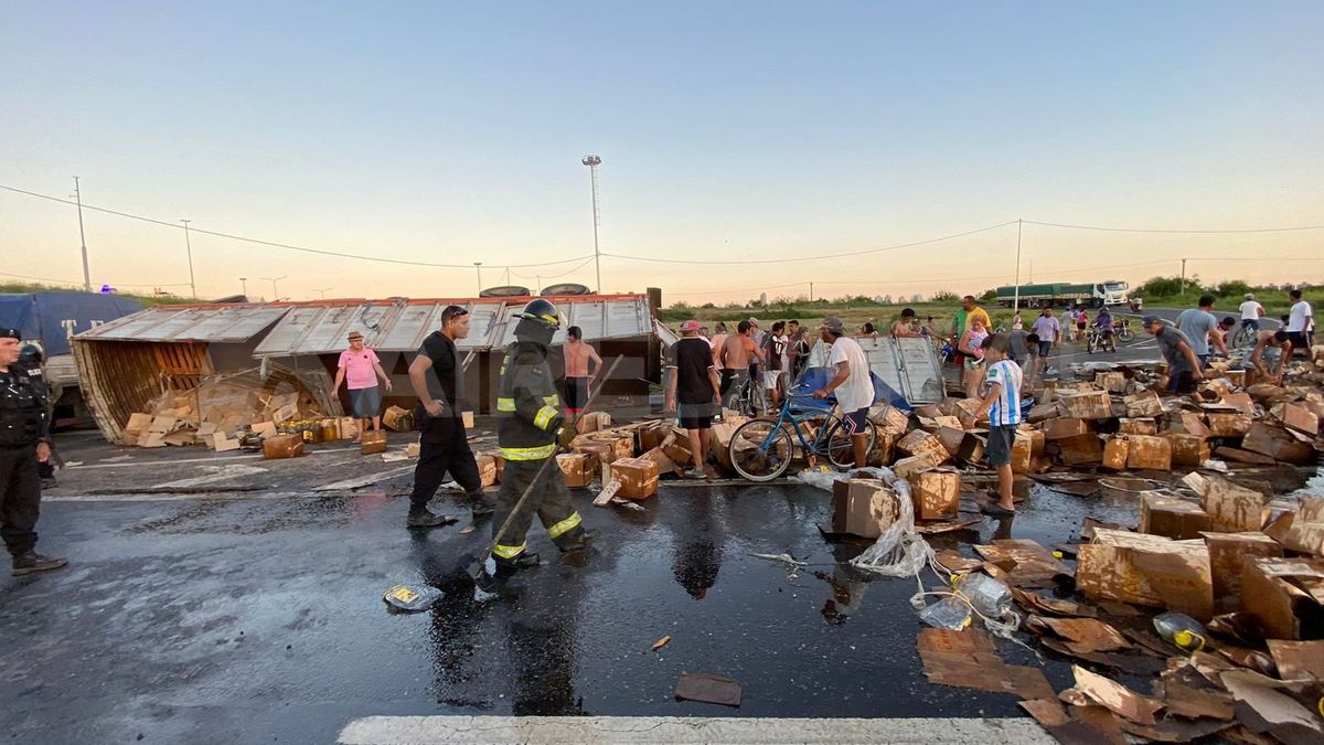 Saquearon la mercadería del acoplado de un camión en Avenida Circunvalación.