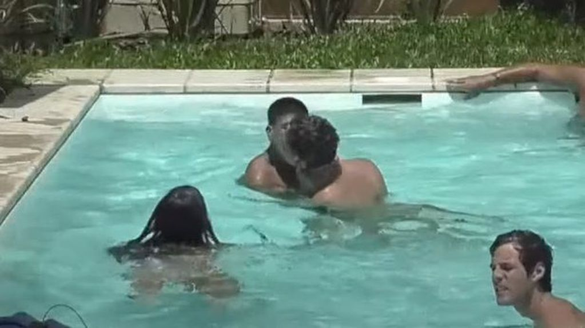Thiago y Nacho besandose en la pileta de Gran Hermano. 