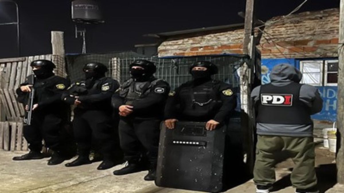 Allanamientos en barrio Los Hornos: incautaron droga, dinero en efectivo y detuvieron a una mujer