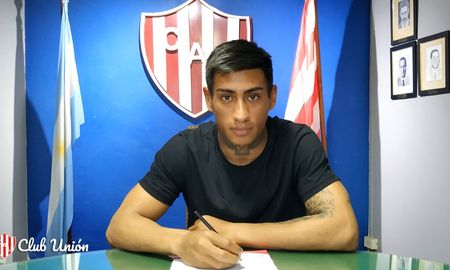 Juan Carlos Portillo renovó contrato con Unión hasta diciembre de 2024 y podrá jugar ante Vélez por la Copa de la Liga. Juan Carlos Portillo renovó contrato con Unión hasta diciembre de 2024 y podrá jugar ante Vélez por la Copa de la Liga.
