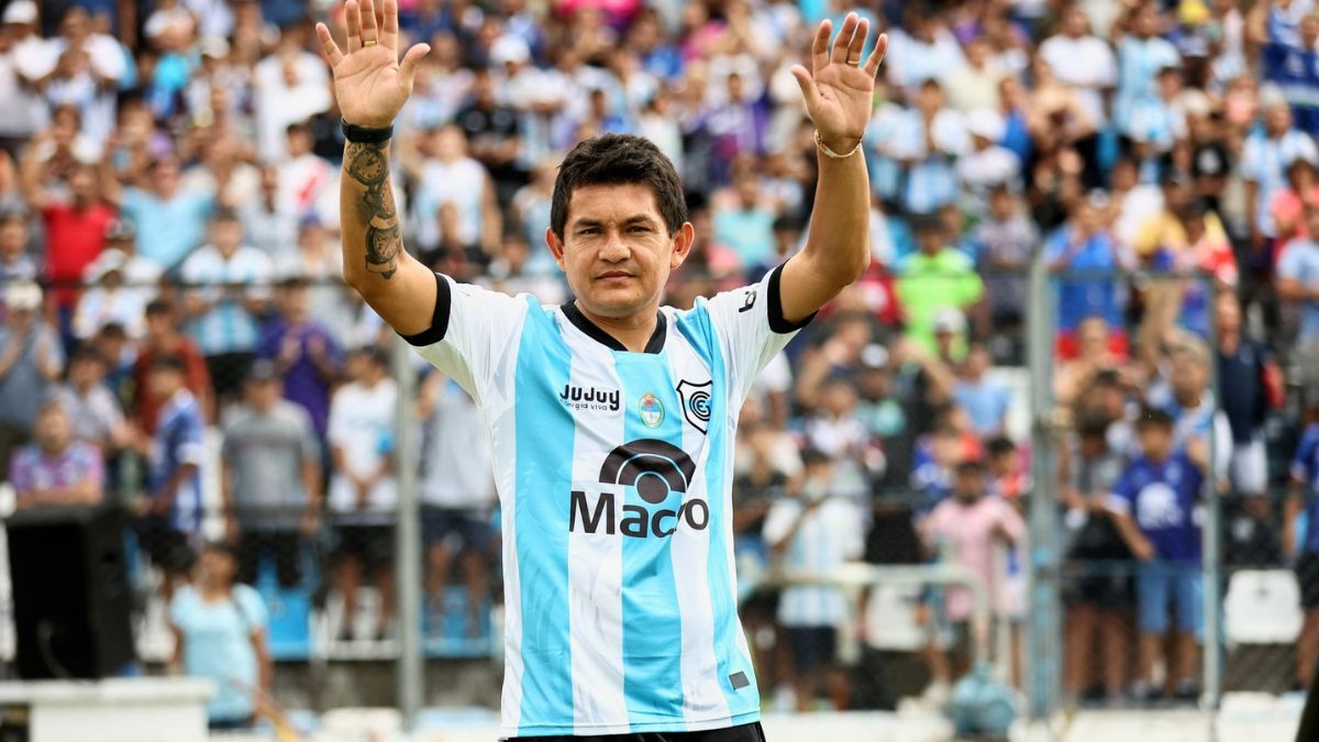 El pulga Rodríguez fue presentado como nuevo jugador de Gimnasia y Esgrima de Jujuy.