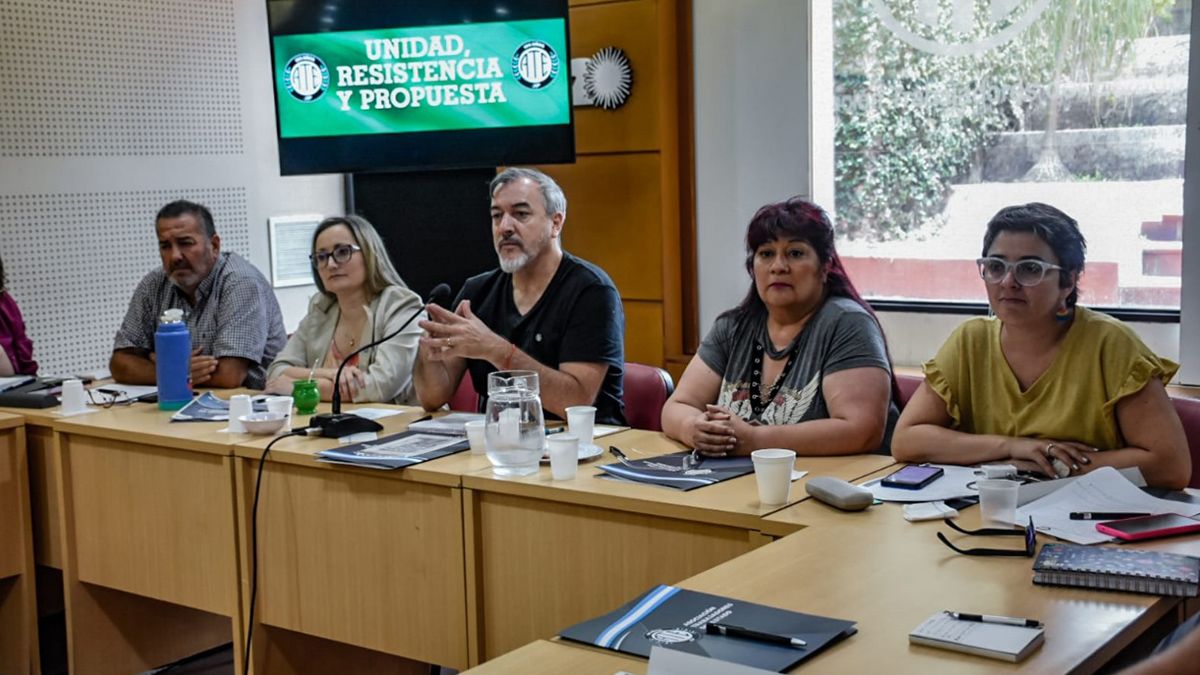 Aguiar señaló que “el Gobierno lleva tan sólo siete días, pero el daño que ya ocasionó agravando las condiciones de vida de toda la gente tardará años en poder repararse Aguiar señaló que “el Gobierno lleva tan sólo siete días, pero el daño que ya ocasionó agravando las condiciones de vida de toda la gente tardará años en poder repararse