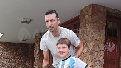 Lionel Scaloni firmó autógrafos en Pujato y un detalle sorprendió todos los presentes e ilusionó a toda la Scaloneta