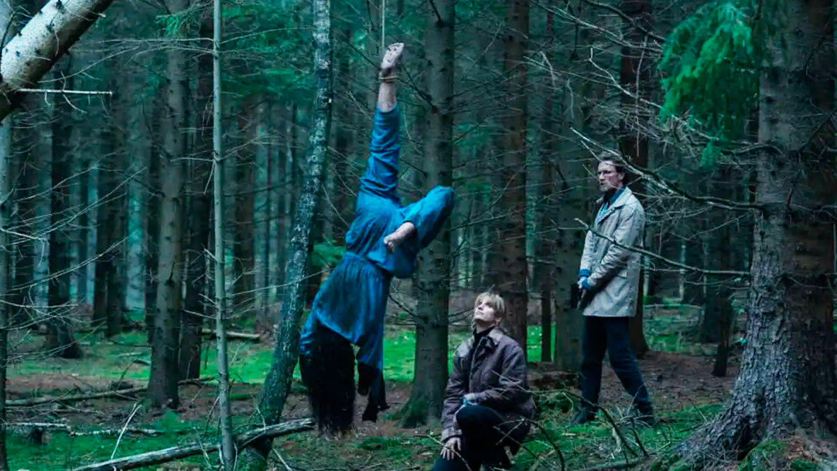 La serie cuenta la historia de unos detectives que encuentran una muñeca de castañas en la escena de un brutal asesinato y a partir de esta pista