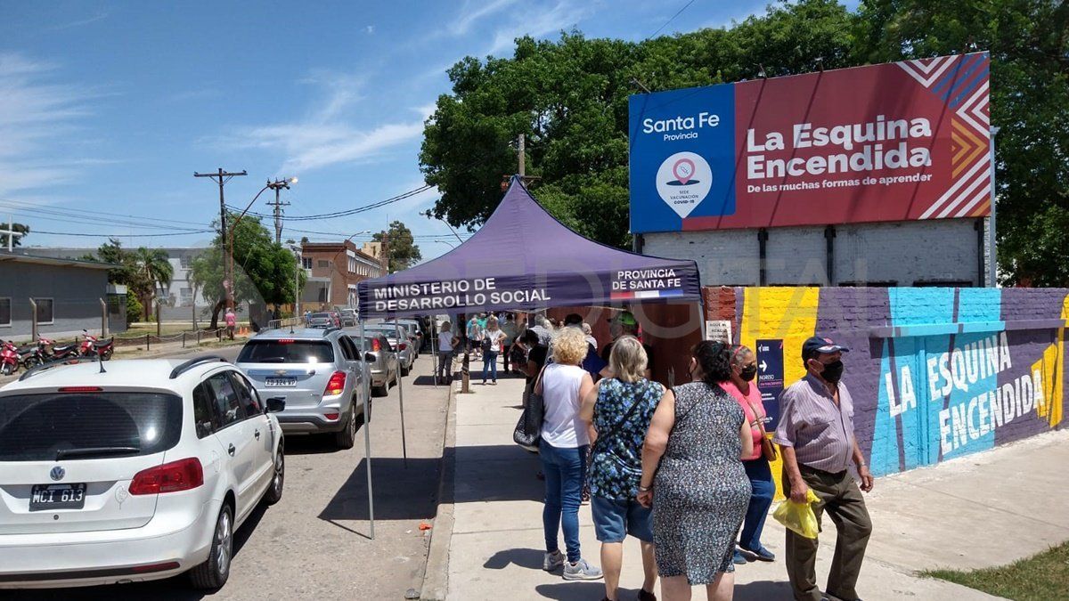 Largas filas de personas sobre calle San Lorenzo a las que se sumaron las colas de autos por Estanislao Zeballos se conformaron en las inmediaciones del vacunatorio de la Esquina Encendida.