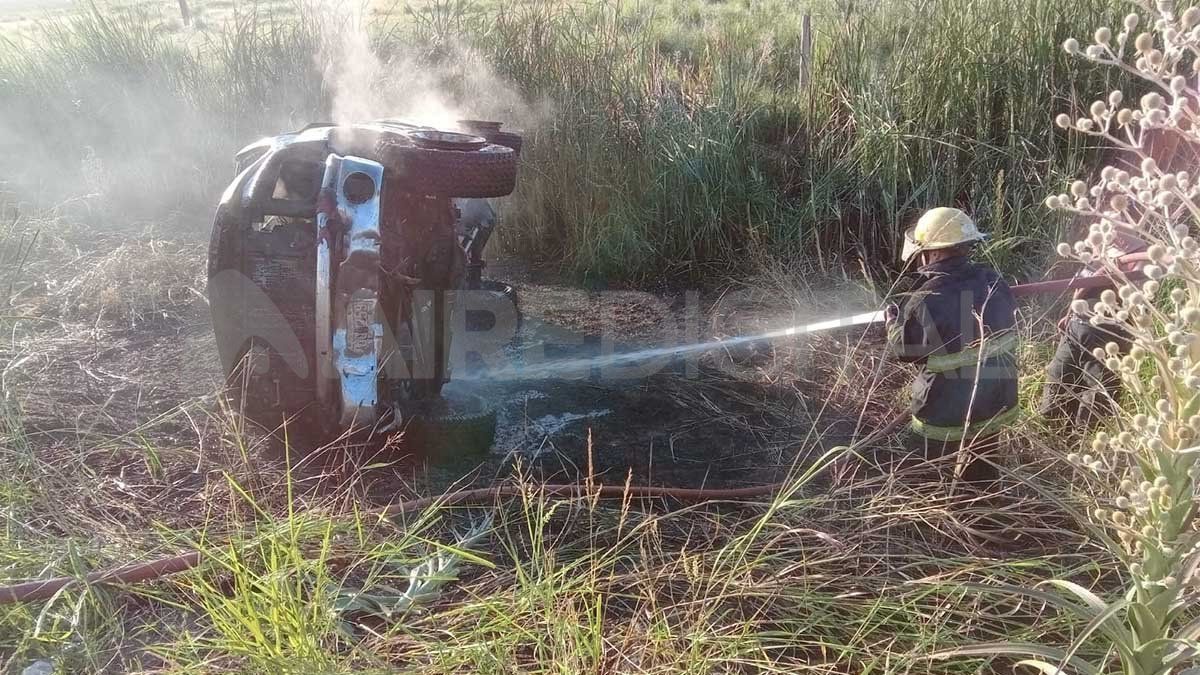 Bomberos voluntarios de San Justo apagaron el incendio de la camioneta.
