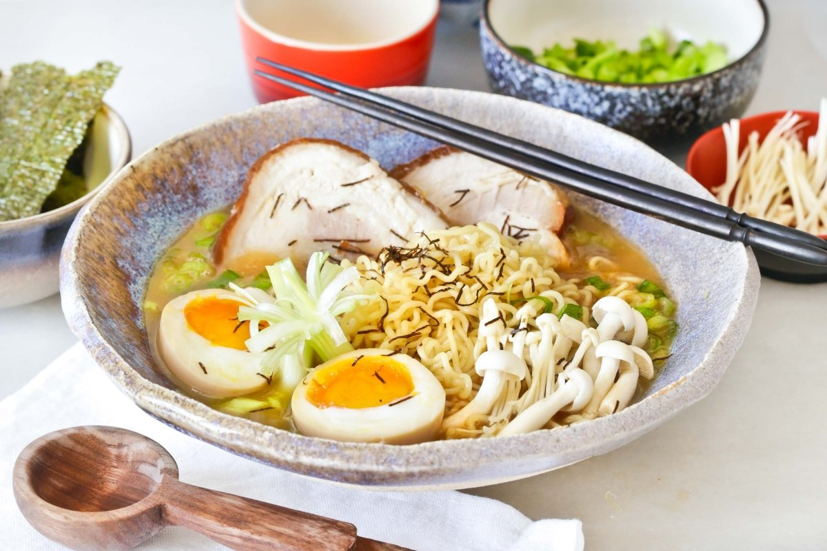El ramen casero es un plato delicioso y perfecto para disfrutar en familia. El ramen casero es un plato delicioso y perfecto para disfrutar en familia. 