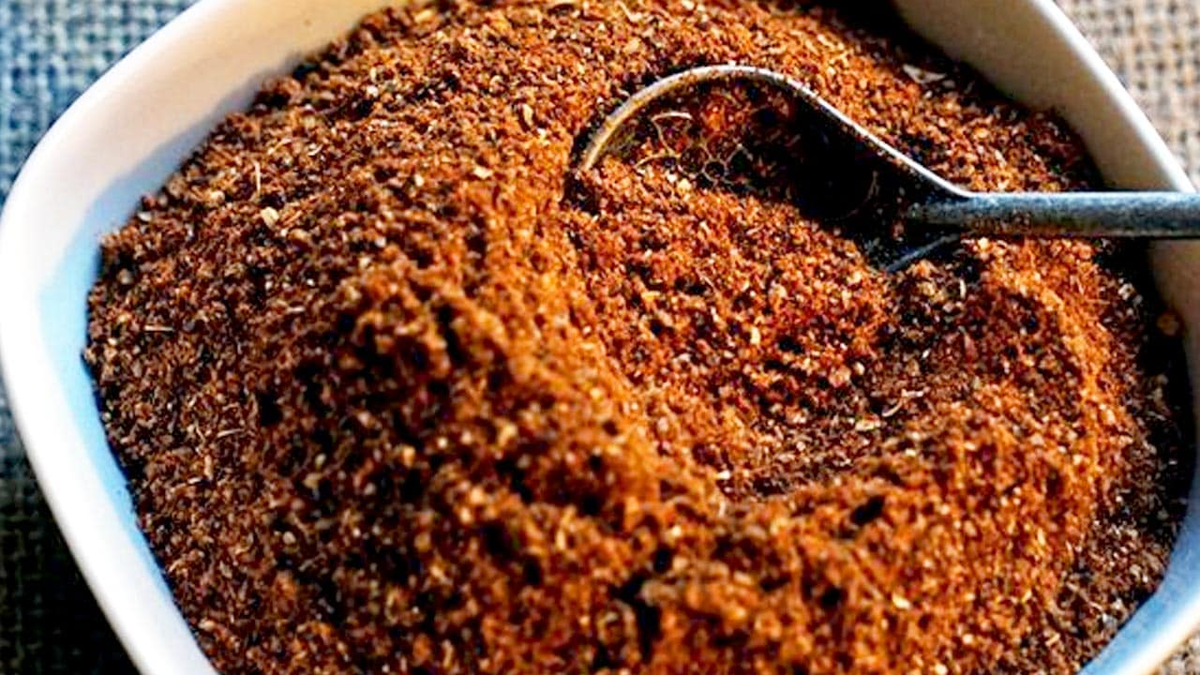 El baharat es una mezcla de especias de color rojizo ideal para condimentar carnes, como se vio en MasterChef.