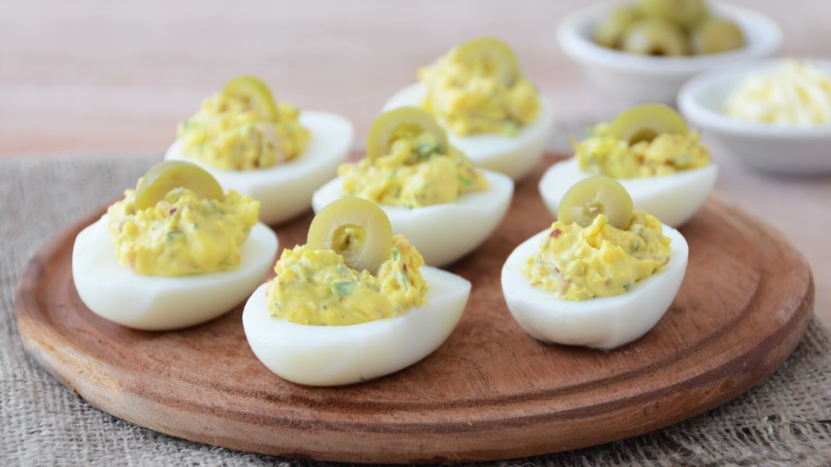 Huevos rellenos de atún: la receta perfecta para despedir el 2023