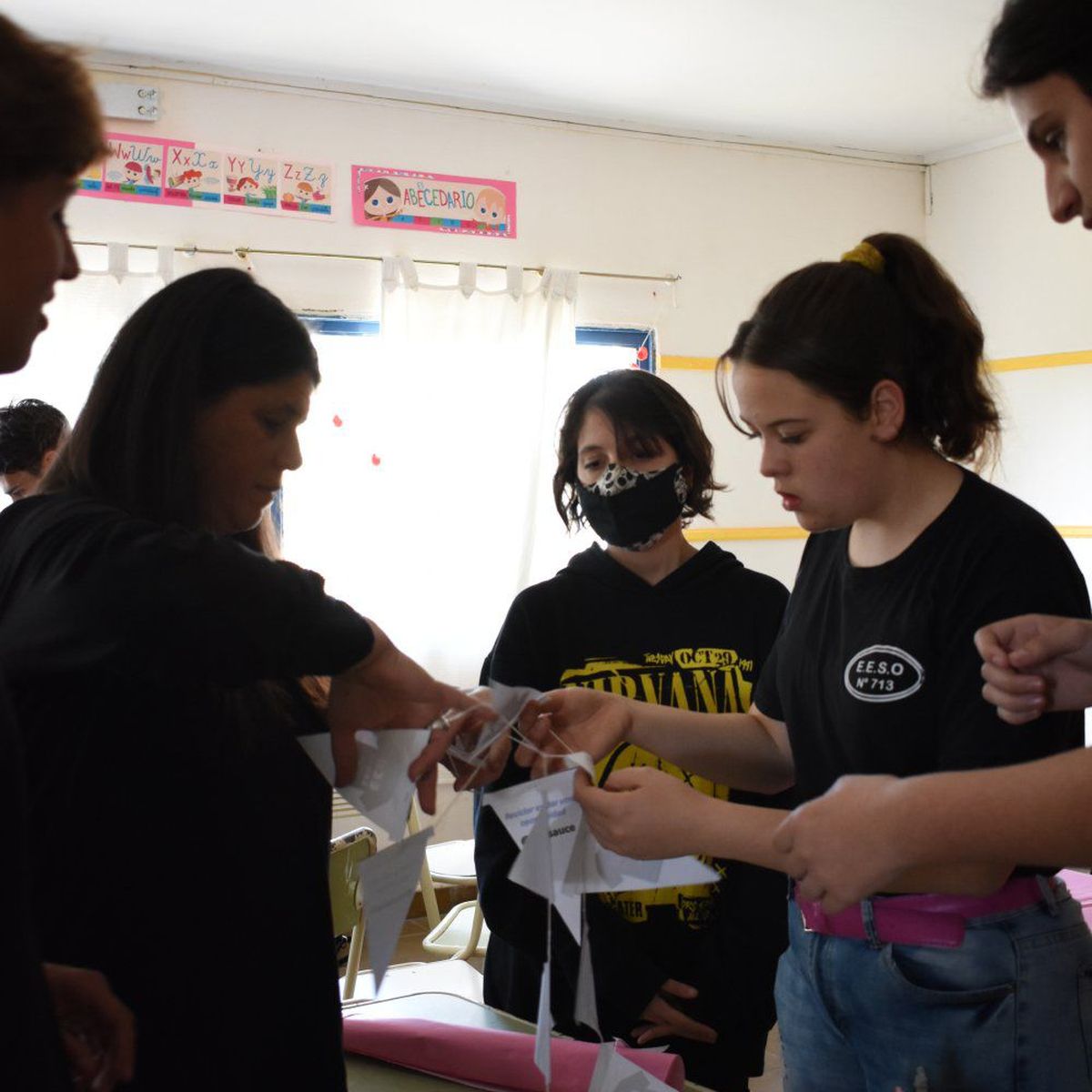 Marcela da clases en las escuelas