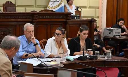 La Cámara de Diputados de la provincia de Santa Fe desarrollará este miércoles una intensa agenda de comisiones, en la previa de la sesión del jueves, con eje central en el avance hacia una nueva Ley Orgánica de Municipios. La Cámara de Diputados de la provincia de Santa Fe desarrollará este miércoles una intensa agenda de comisiones, en la previa de la sesión del jueves, con eje central en el avance hacia una nueva Ley Orgánica de Municipios.
