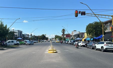 La zona de Aristóbulo del Valle al 5600, cercana al Puente Negro, concentra comercios, estaciones de servicio y un flujo constante de peatones y vehículos. La zona de Aristóbulo del Valle al 5600, cercana al Puente Negro, concentra comercios, estaciones de servicio y un flujo constante de peatones y vehículos.