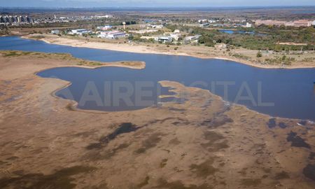 El nivel del río se acerca al cero del hidrómetro en el Puerto de Santa Fe. El nivel del río se acerca al cero del hidrómetro en el Puerto de Santa Fe.