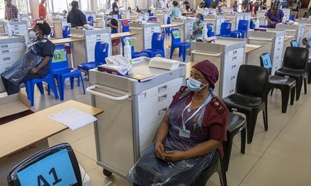 Hasta el momento, Sudáfrica pudo vacunar sólo al 41% de su población adulta. Hasta el momento, Sudáfrica pudo vacunar sólo al 41% de su población adulta.