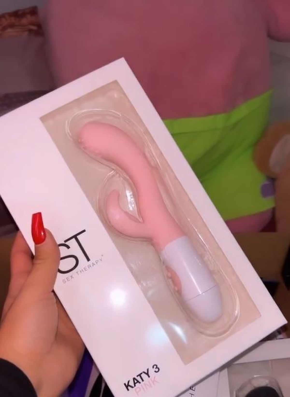 Daniela Celis mostró el juguete sexual que le regalaron.