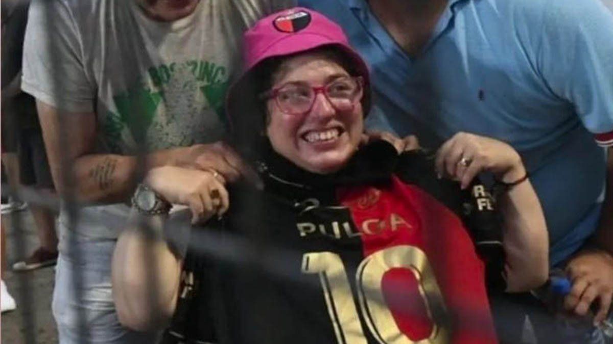 Una sonrisa lo dice todo. Jésica Mastrocola luce feliz el regalo del Pulga Rodríguez.