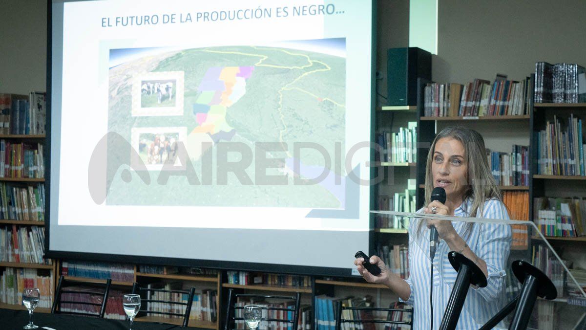 María Eugenia Ruíz, docente y especialista en búfalos, brindó una charla sobre las características y beneficios de la especie.