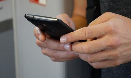 Se prohíbe el uso de teléfonos celulares en el box de votación. Se prohíbe el uso de teléfonos celulares en el box de votación.