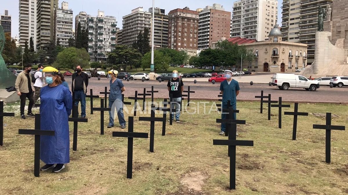 Profesionales de la salud de Rosario se manifestaron frente al Monumento a la Bandera para reclamar restricciones intermitentes que ayuden a contener el avance del coronavirus.