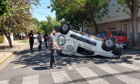 Una camioneta volcó al chocar con un automóvil en el barrio Candioti sur Una camioneta volcó al chocar con un automóvil en el barrio Candioti sur