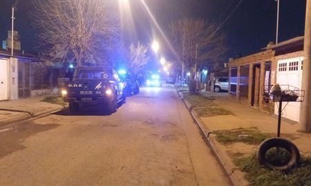 Este sábado por la noche, una mujer denunció que su pareja, un policía que presta servicios en la Comisaría 25, se atrincheró en su domicilio del barrio Nueva Esperanza. Este sábado por la noche, una mujer denunció que su pareja, un policía que presta servicios en la Comisaría 25, se atrincheró en su domicilio del barrio Nueva Esperanza.